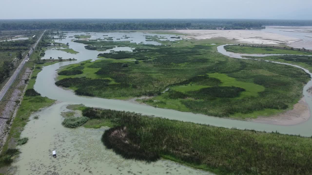 在印度一个阳光明媚的日子里，无人机拍摄的河流拦河坝视频素材