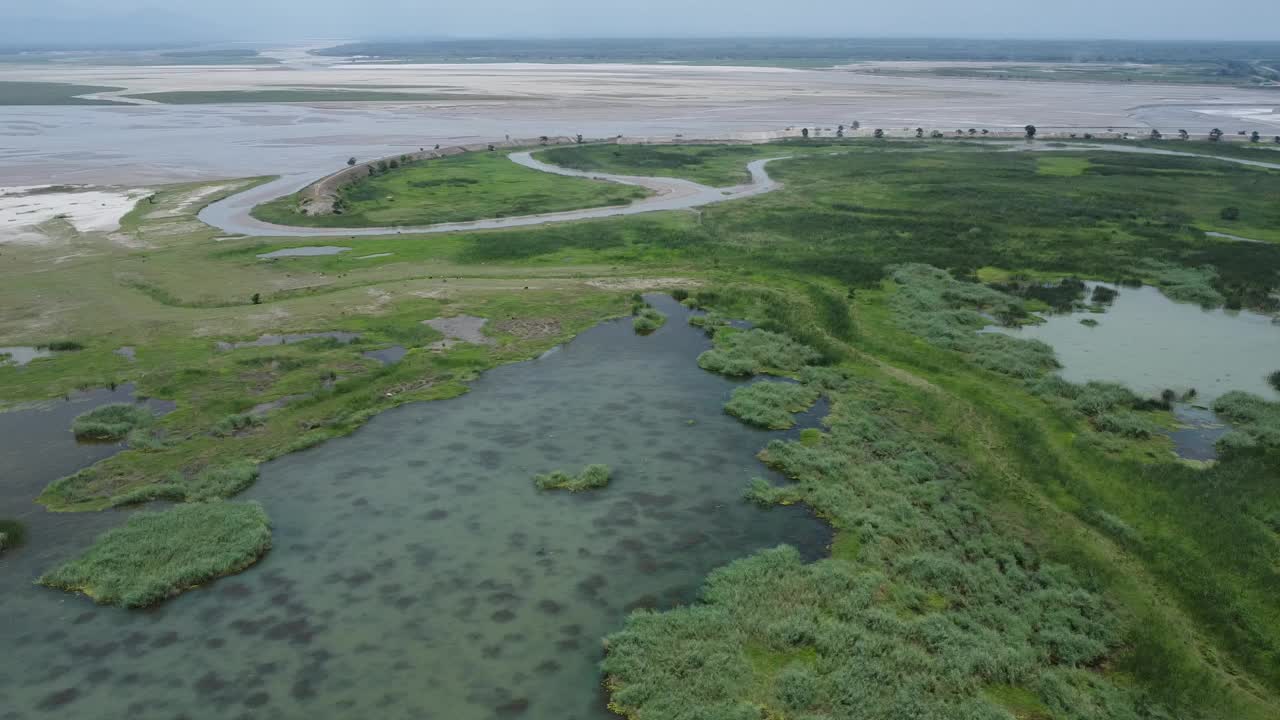 在印度一个阳光明媚的日子里，无人机拍摄的河流拦河坝视频素材