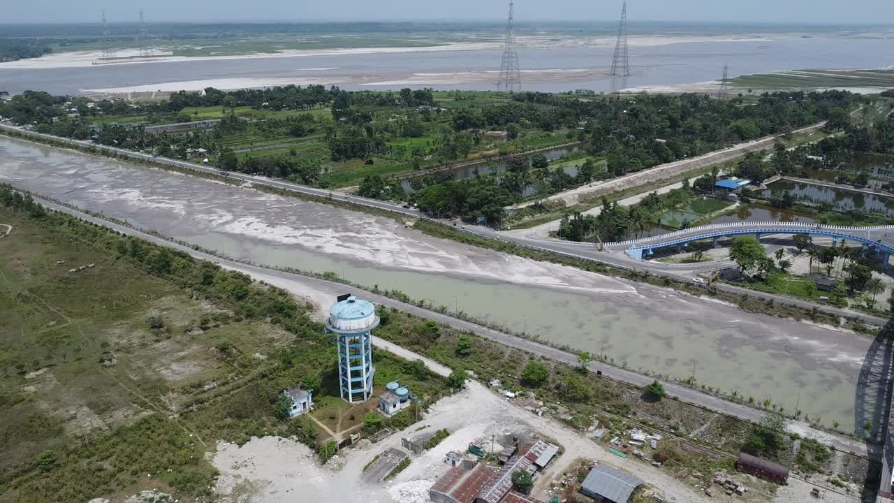 在印度一个阳光明媚的日子里，无人机拍摄的河流拦河坝视频下载