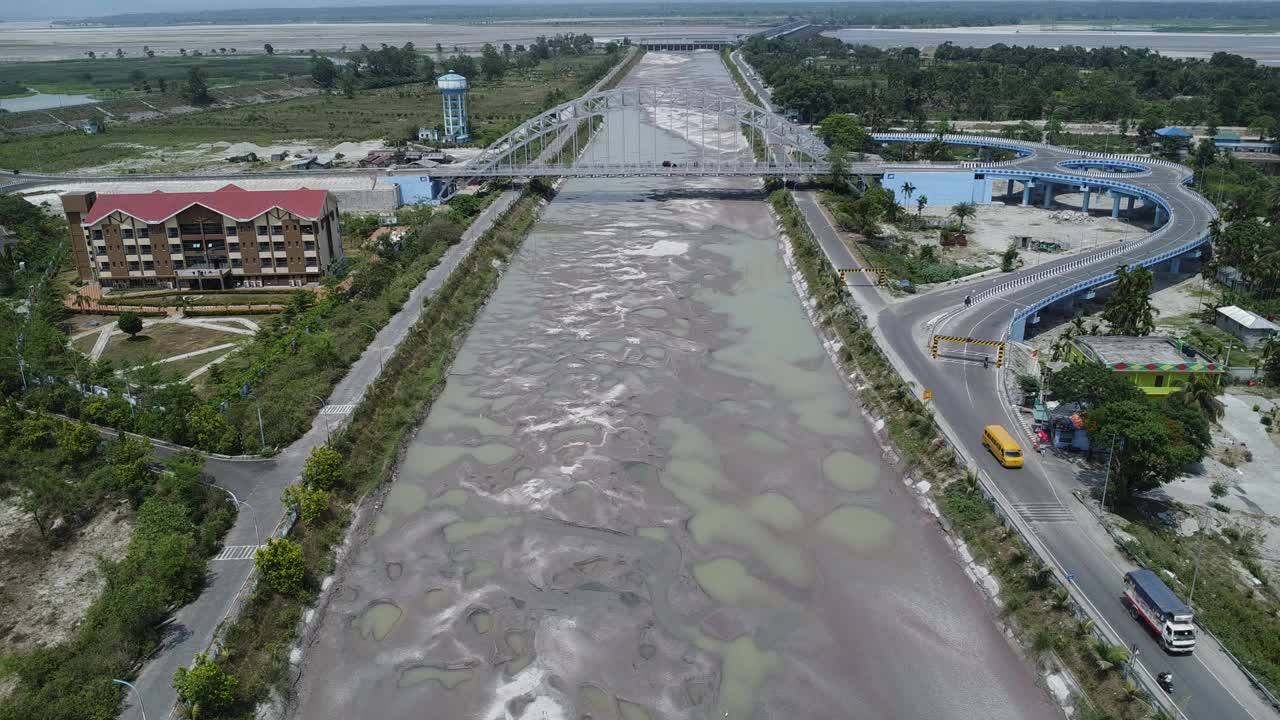 在印度一个阳光明媚的日子里，无人机拍摄的河流拦河坝视频素材