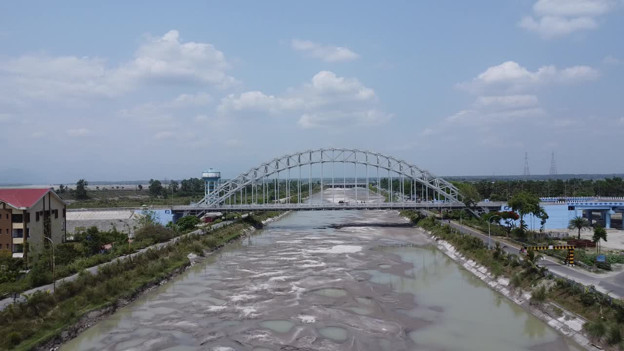 在印度一个阳光明媚的日子里，无人机拍摄的河流拦河坝视频下载