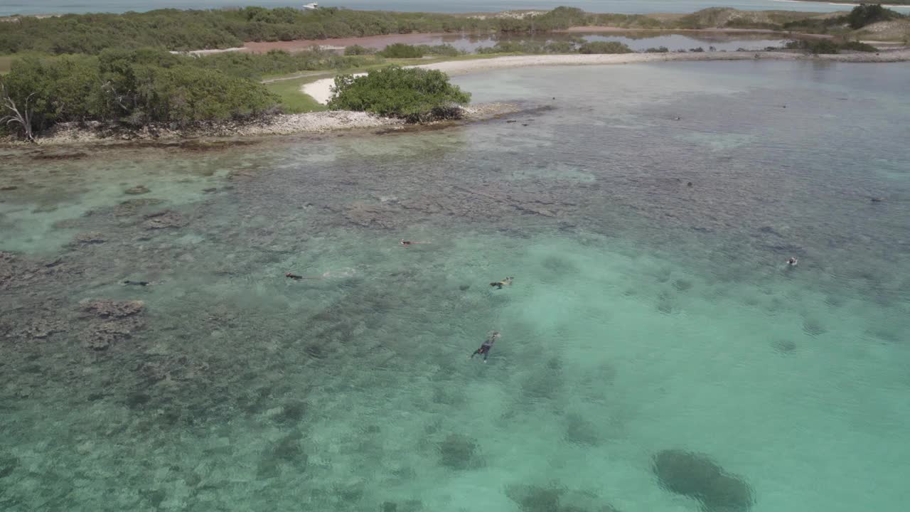 潜水者探索瓜岛清澈碧绿的海水，鸟瞰图视频素材