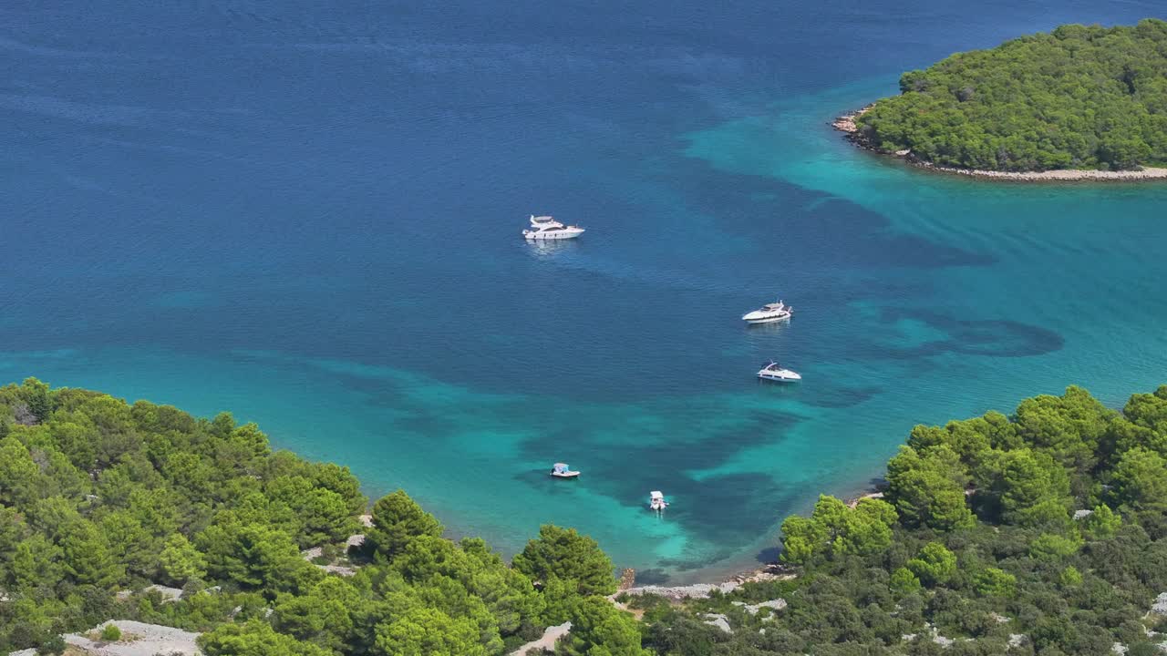 悠闲的夏日，克罗地亚海边，小船漂浮在水面上视频素材