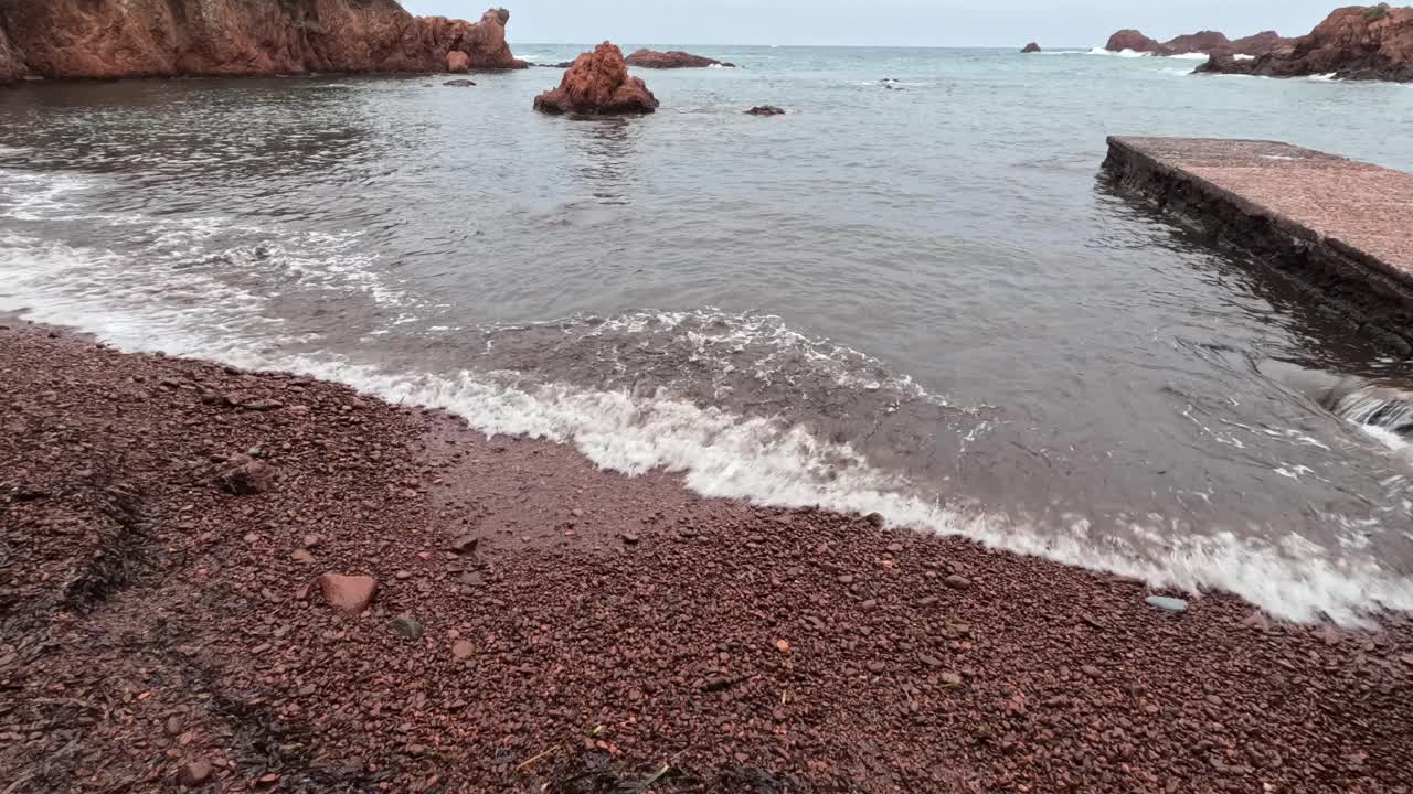 在法国里维埃拉的Agay，法国悬崖，在春天的一个雨天视频下载