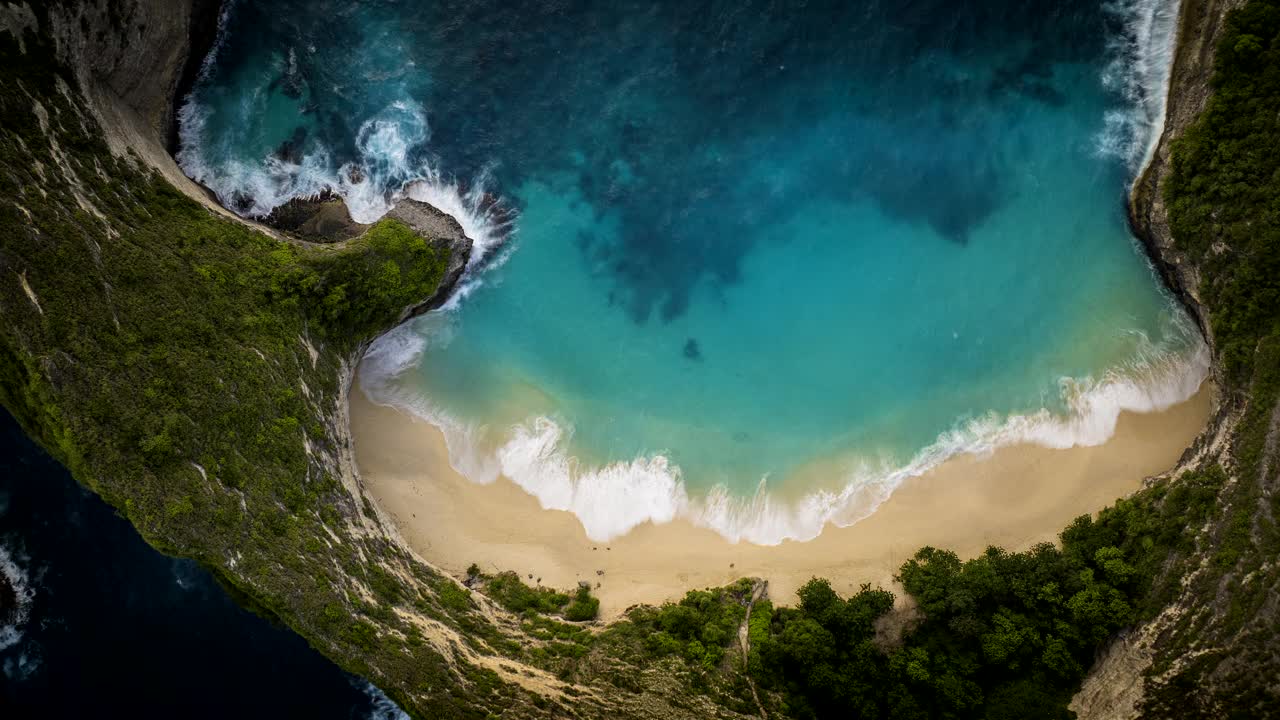 航拍时摄，海浪冲击柯灵景的金色沙滩海湾视频素材