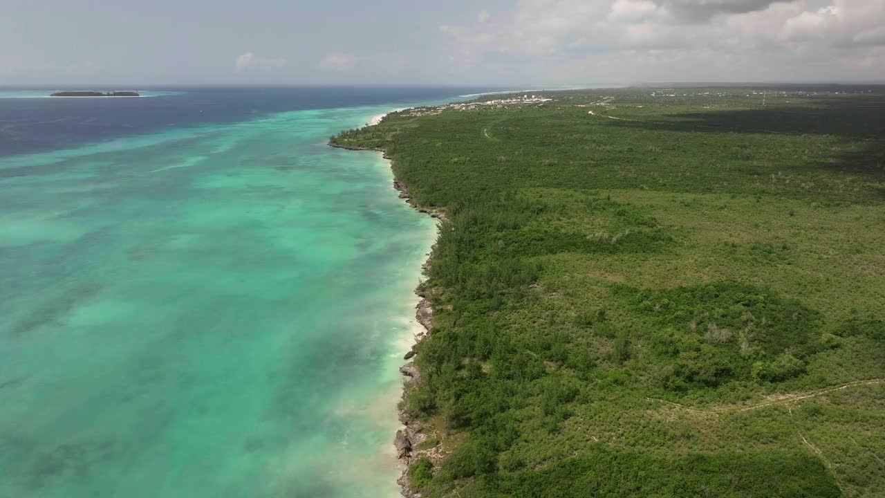 海滩和清澈的绿色海水在热带海岸与沙滩的俯视图视频素材