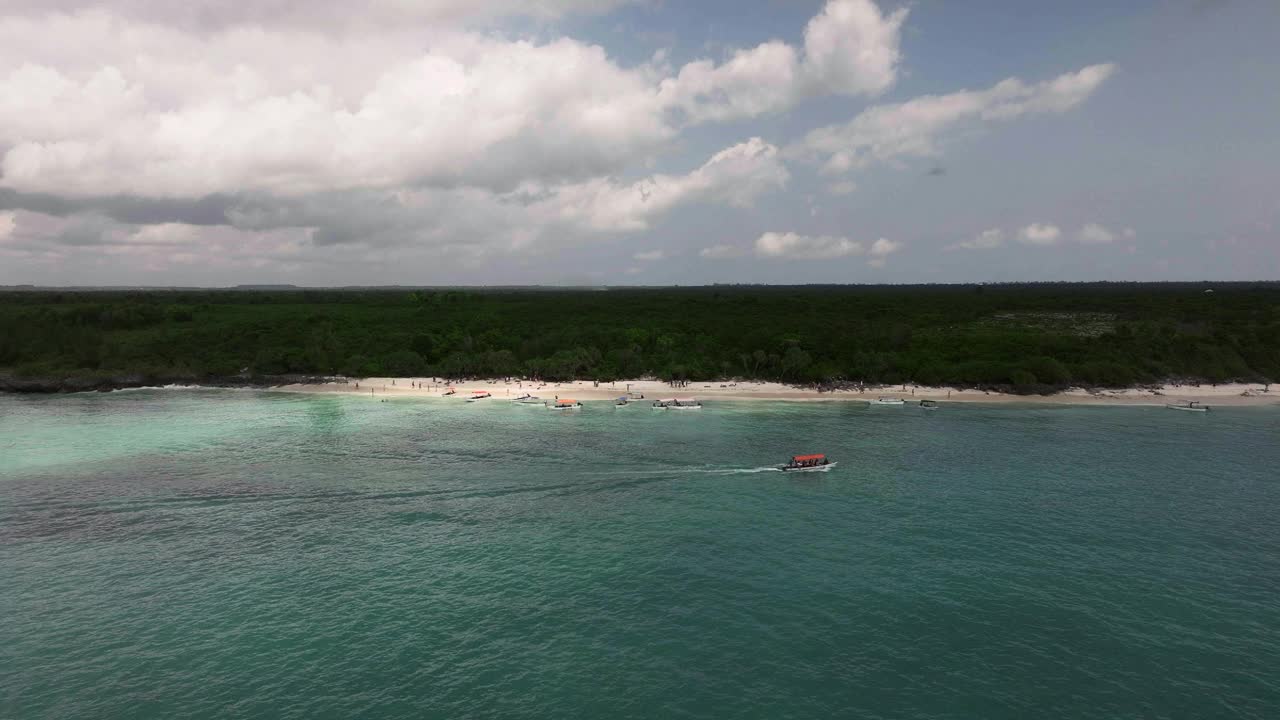 高角度的海滩和清澈的绿色海水在热带海岸与沙滩视频下载