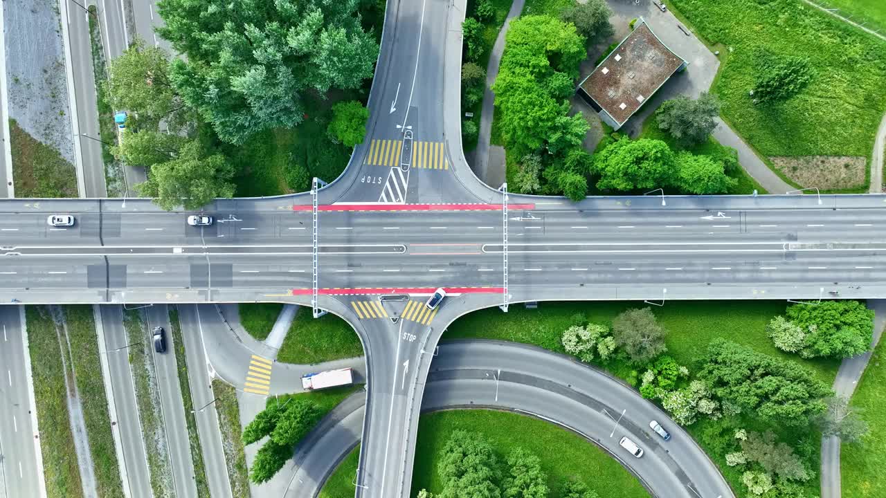 瑞士小镇多车道城市道路的鸟瞰图。视频素材