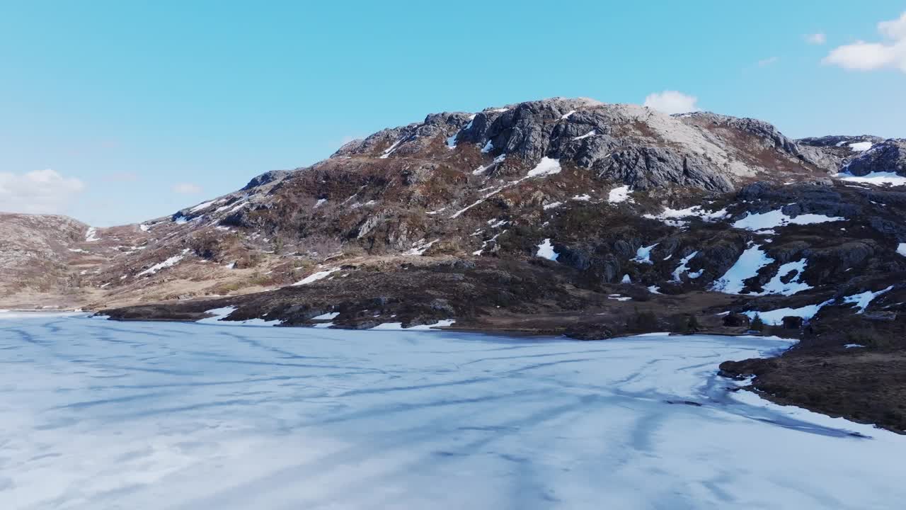 Palvatnet湖与冰冻的水和落基山脉的背景。Steinsdalen(奥森)，挪威。无人机拍摄的视频素材