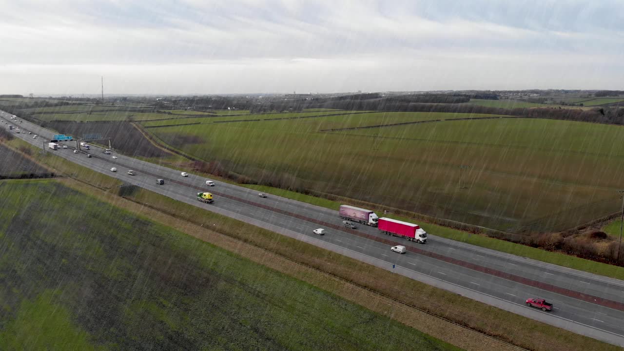 在暴风雨中拍摄的利兹西约克郡M62高速公路的狂风暴雨中的英国高速公路航拍画面视频素材