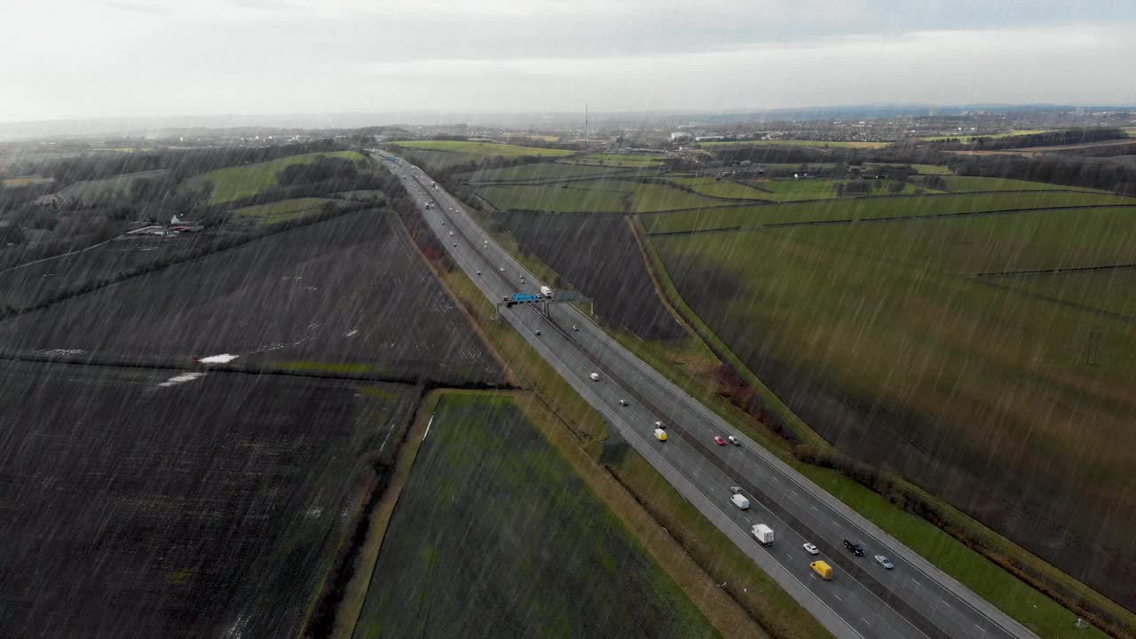 在暴风雨中拍摄的利兹西约克郡M62高速公路的狂风暴雨中的英国高速公路航拍画面视频素材