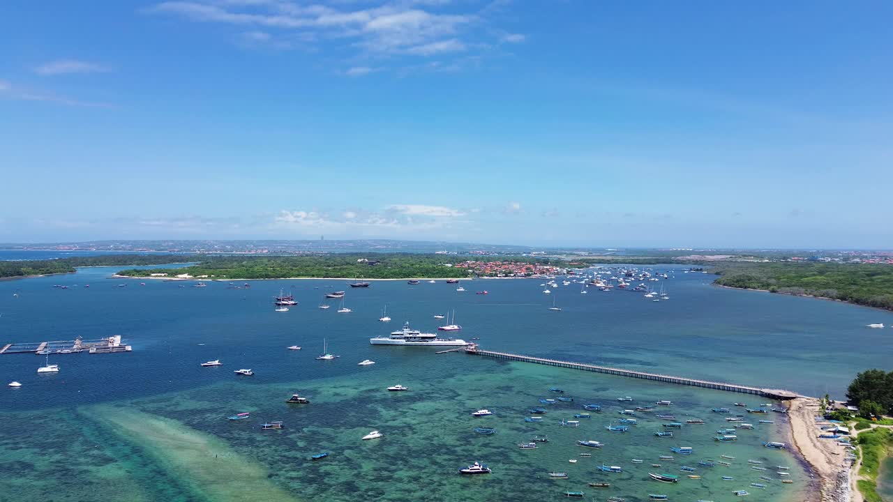 鸟瞰印尼巴厘岛的沙努尔海滩。视频素材