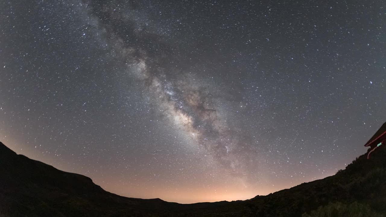 月亮从山中升起，背景是银河视频下载