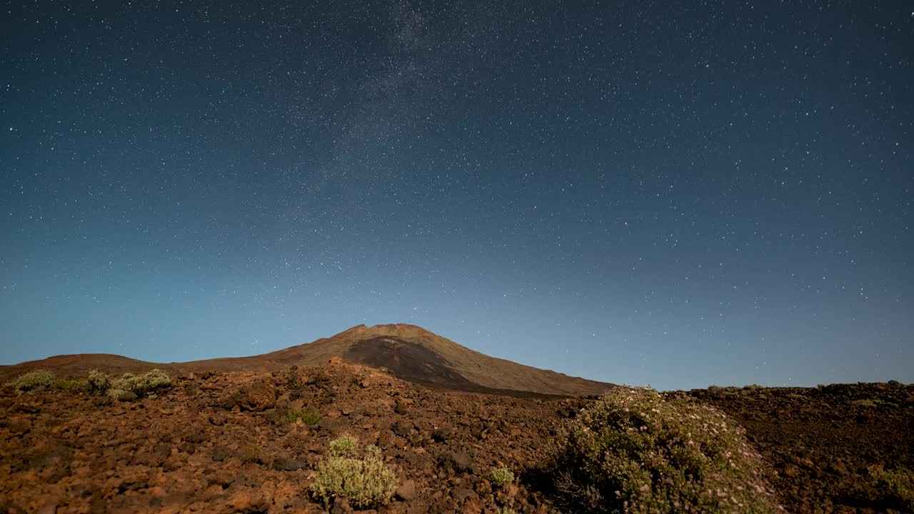 火山上方的恒星围绕北极星旋转时间流逝视频下载