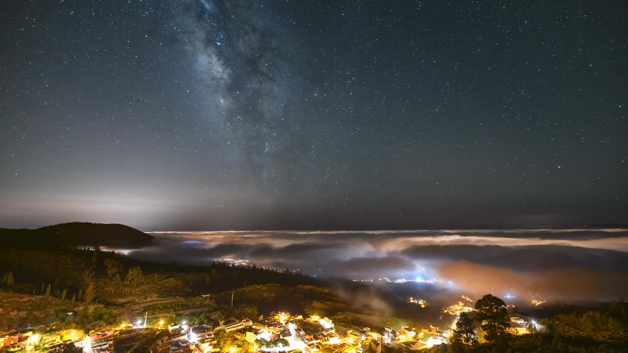 移动的云和银河的时间流逝在特内里费岛的山村视频素材