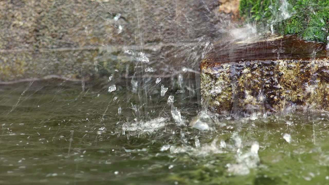 流入巨大的意大利喷泉水池的水视频素材