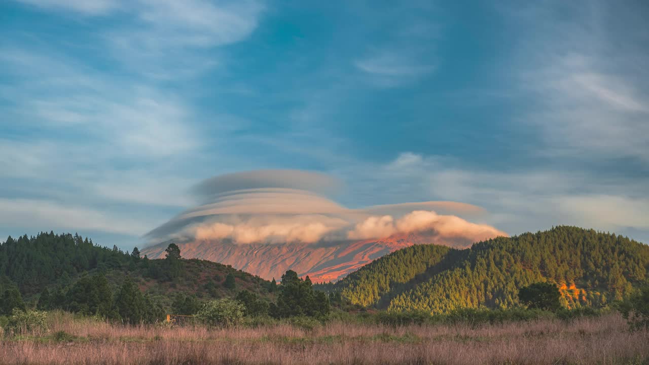 特内里费岛泰德火山上方的荚状云视频素材