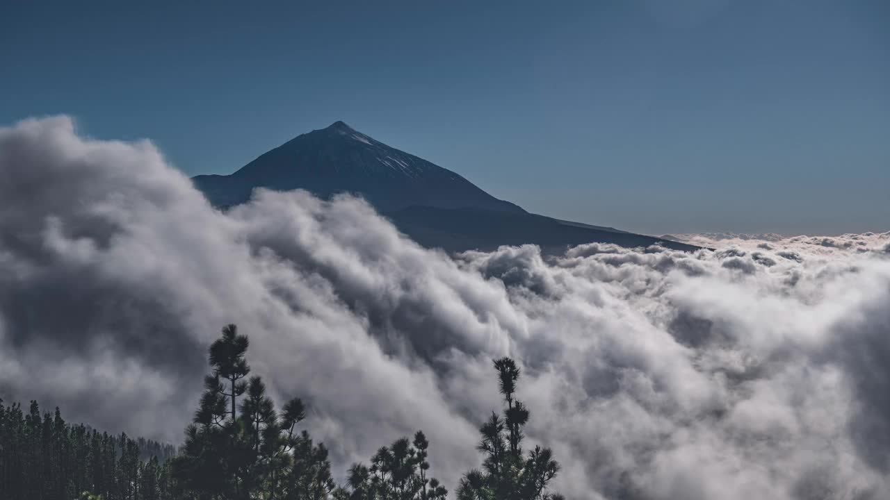 云层随着泰德火山在远处的时间流逝视频下载