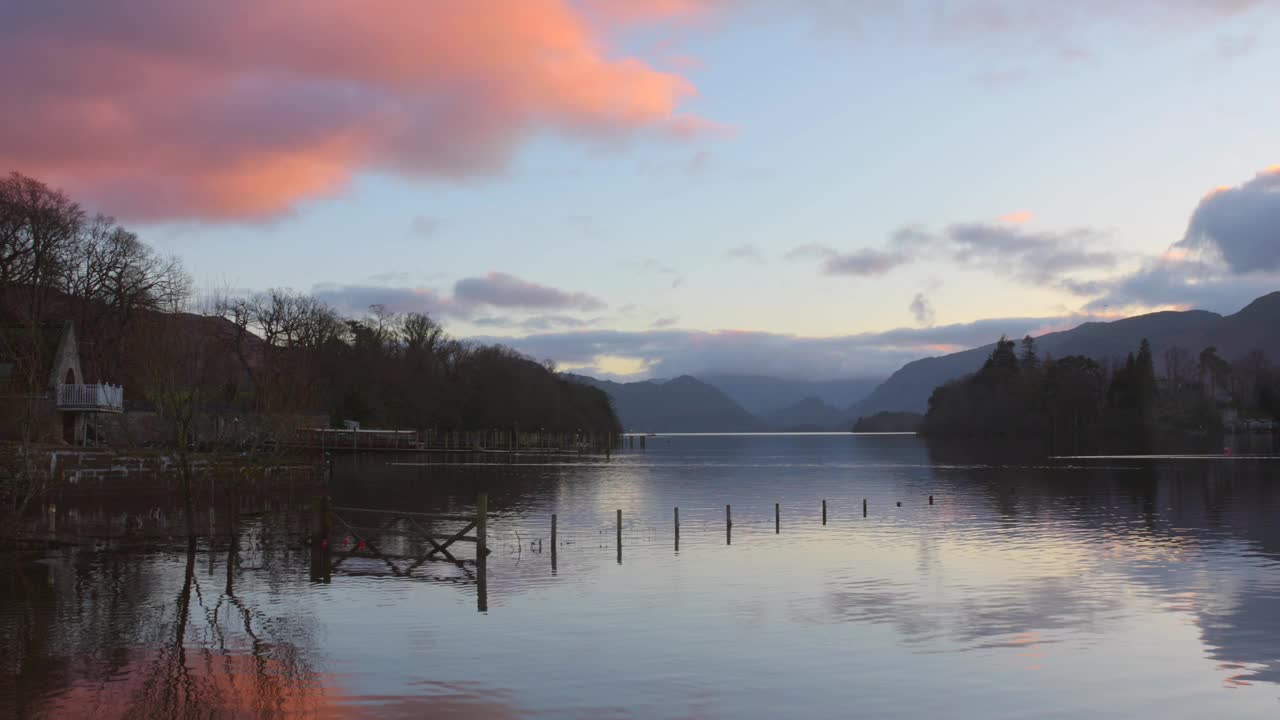 英格兰德文特沃特湖区洪水地区日落时的电影场景。视频素材