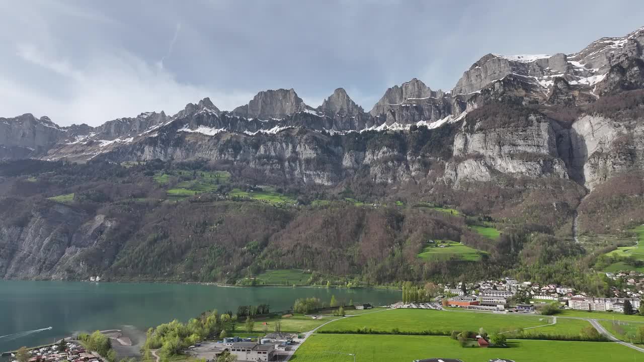 瓦伦斯塔特湖畔的瓦伦斯塔特。背景是瑞士阿尔卑斯雪山。鸟瞰图视频素材