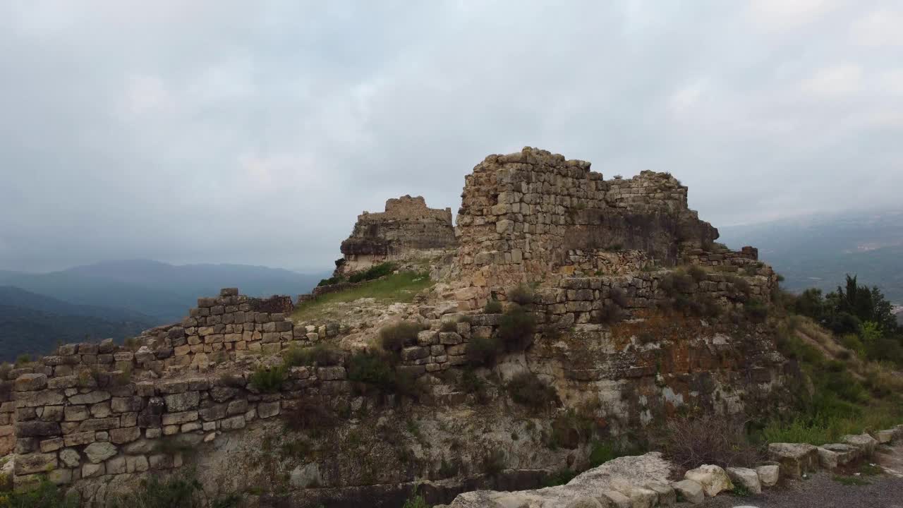 山顶上的古遗址，塔拉戈纳，与风景秀丽的山为背景，鸟瞰图视频素材