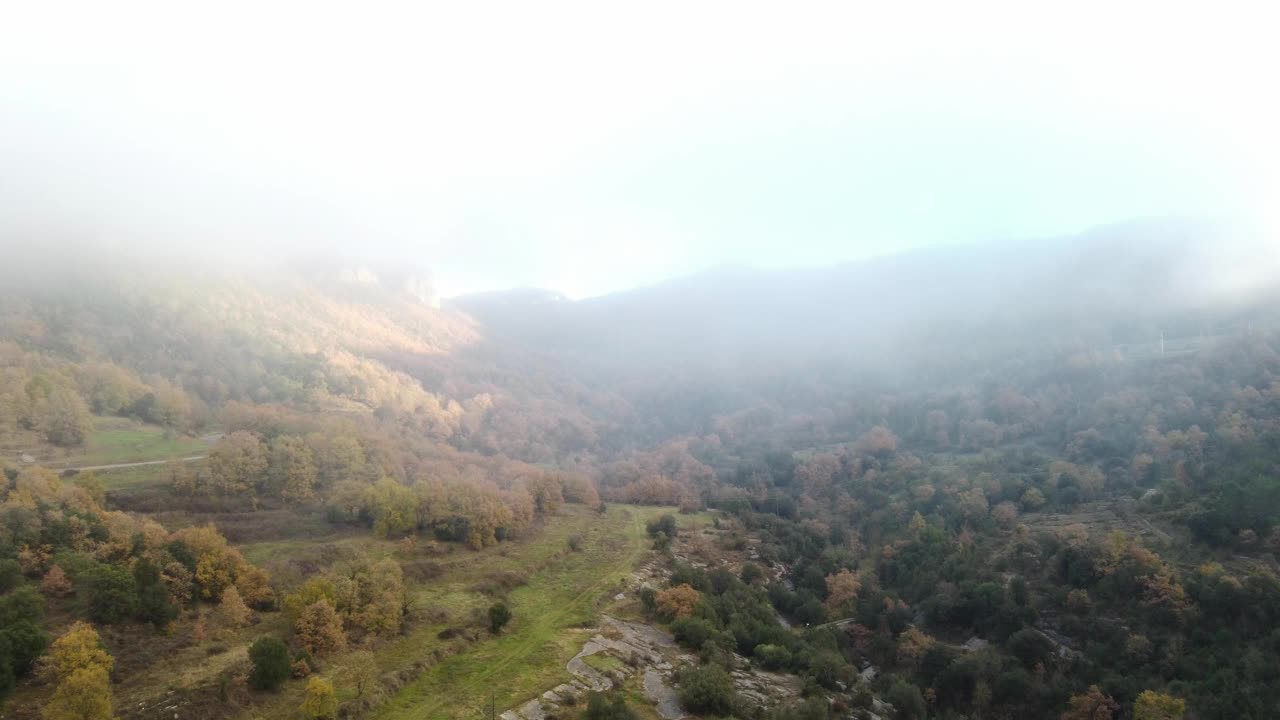 日出时奥索纳的秋景，雾轻轻地覆盖着山丘，鸟瞰视频素材