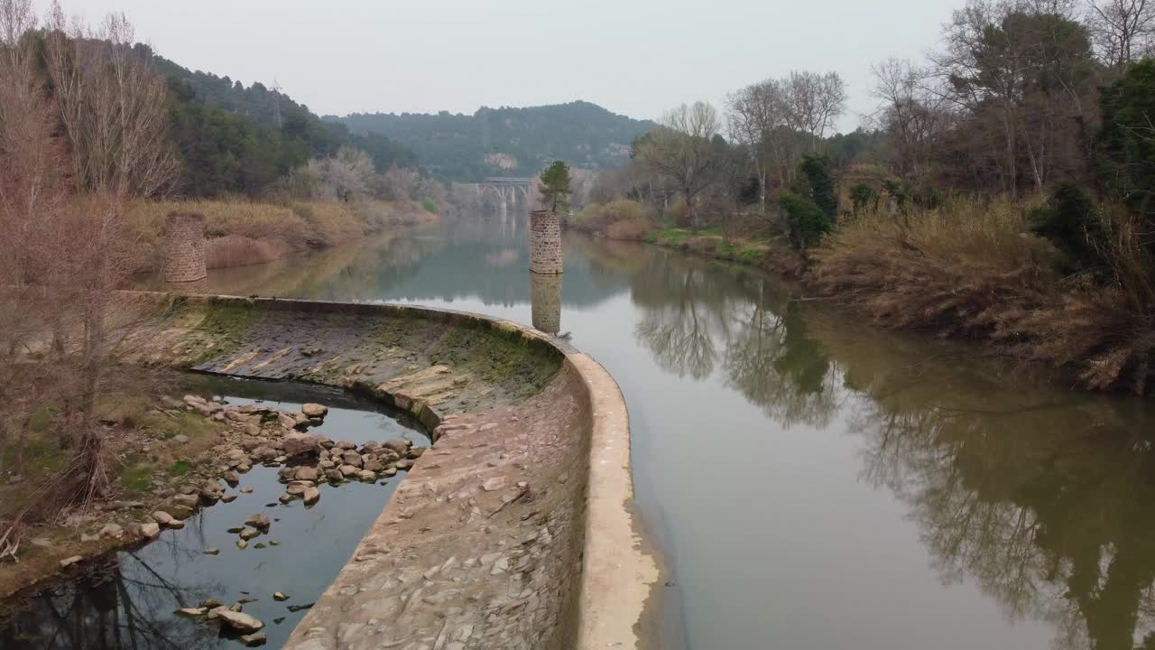 风景秀丽的圣豪姆城堡遗址沿着平静的河流与森林背景，航拍视频素材