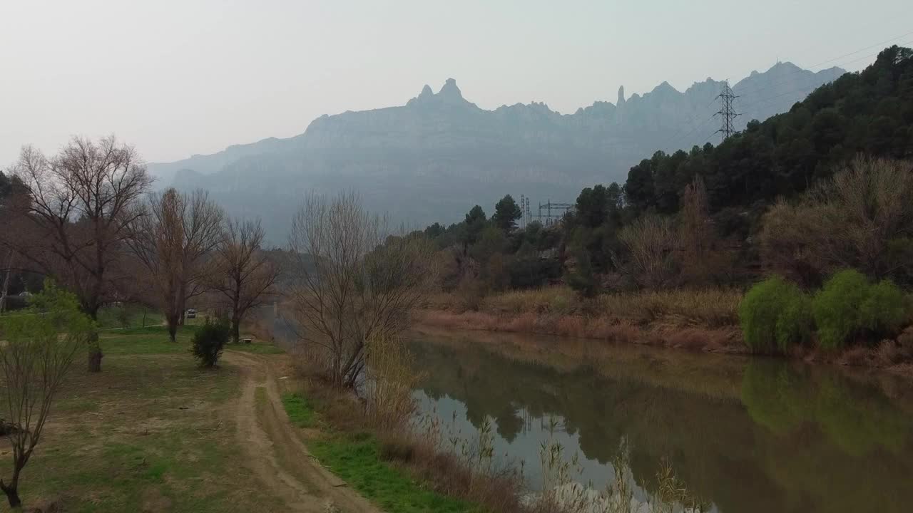 以河流和山脉为背景，清晨的光线，鸟瞰图视频素材