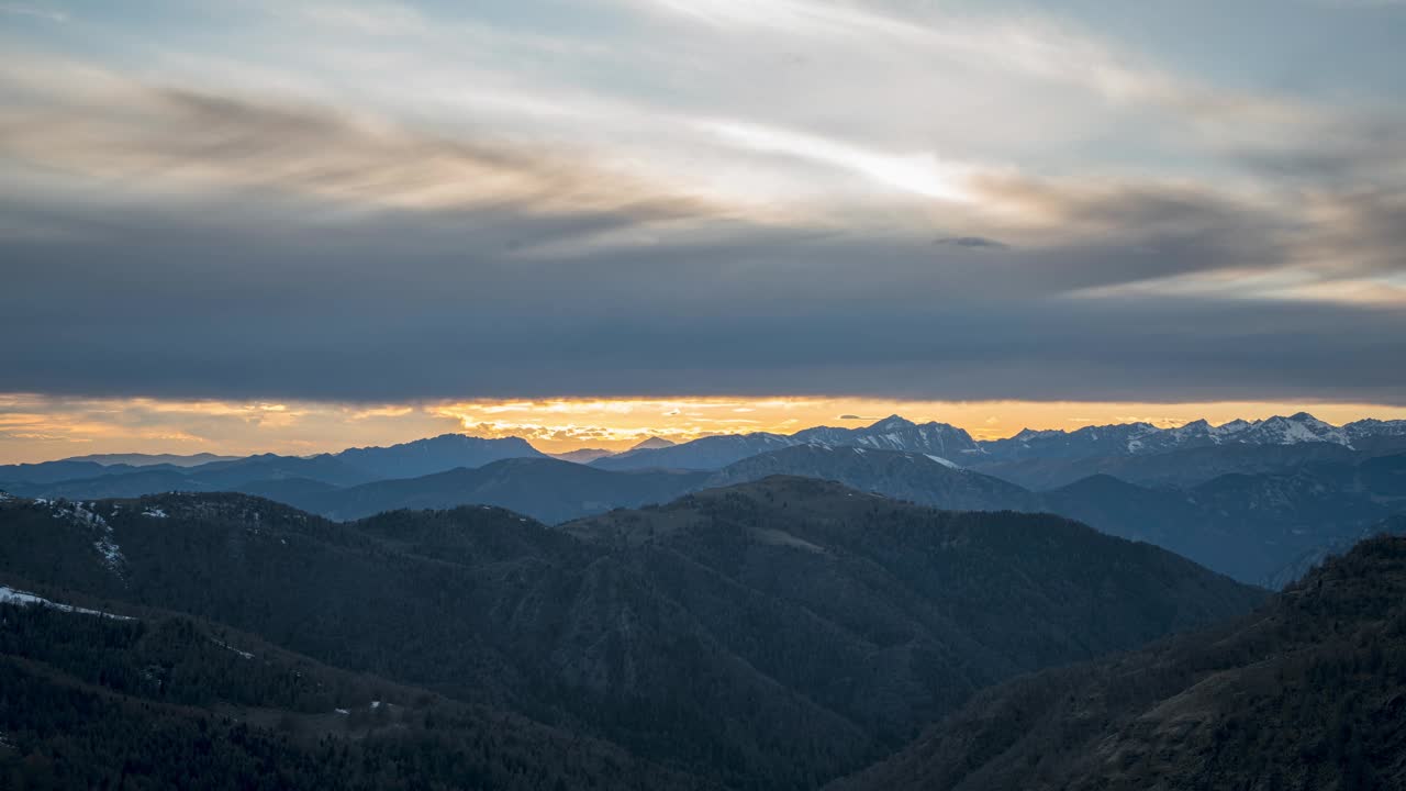 落日余晖笼罩山峦，云淡风轻，景色优美视频素材