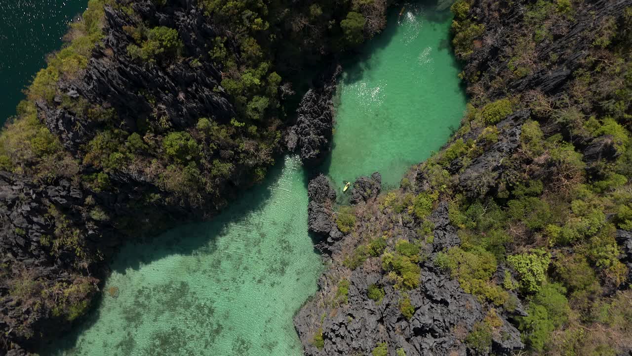 爱妮岛小泻湖的高空鸟瞰图，逐渐倾斜。视频素材