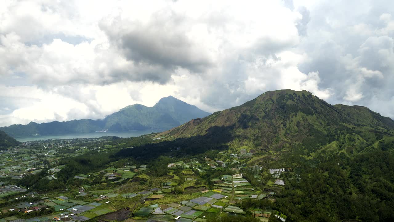 云动巴图尔山，绿色景观，稀疏的建筑，超缩视频素材