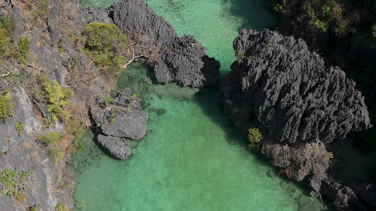 从空中向下倾斜，在小泻湖的入口和出口显露出来。眺望着海湾。视频素材