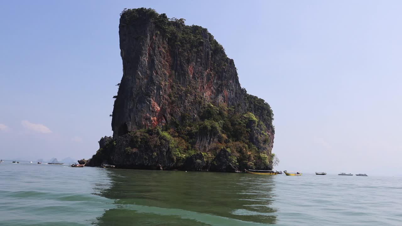 普吉岛水域的岩层视频素材