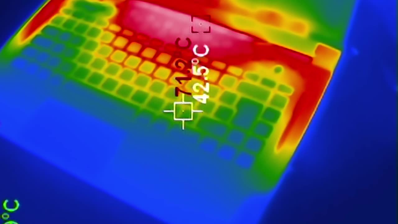 用热像仪可视化笔记本电脑的热分布视频素材