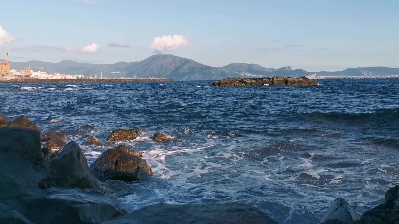 海浪冲击着海滩上的岩石。视频下载