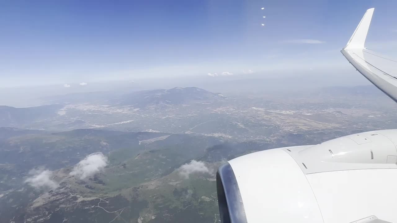 从飞机4K库存视频看山视频素材