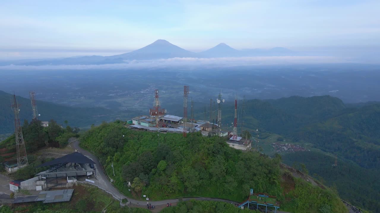 山顶的信号分配塔鸟瞰图。泰罗莫约山，印度尼西亚。视频素材