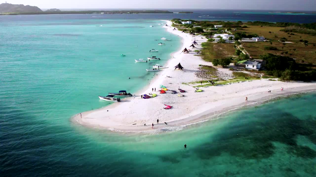 Punta madrisky沙滩上放风筝，水中放风筝冲浪，海景生动，鸟瞰视频素材