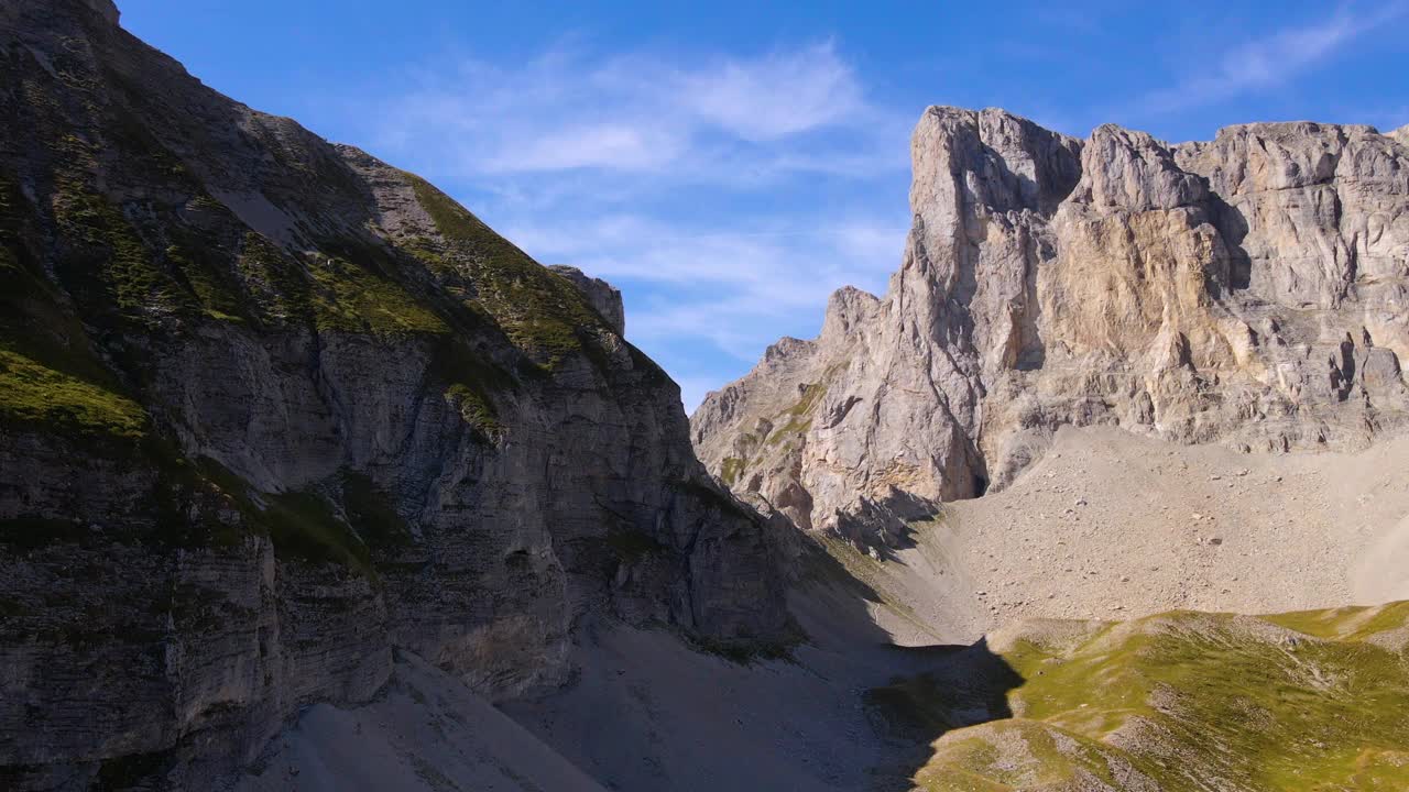 迪沃勒山脉的布尔峰鸟瞰图。上阿尔卑斯，阿尔卑斯山，法国视频下载