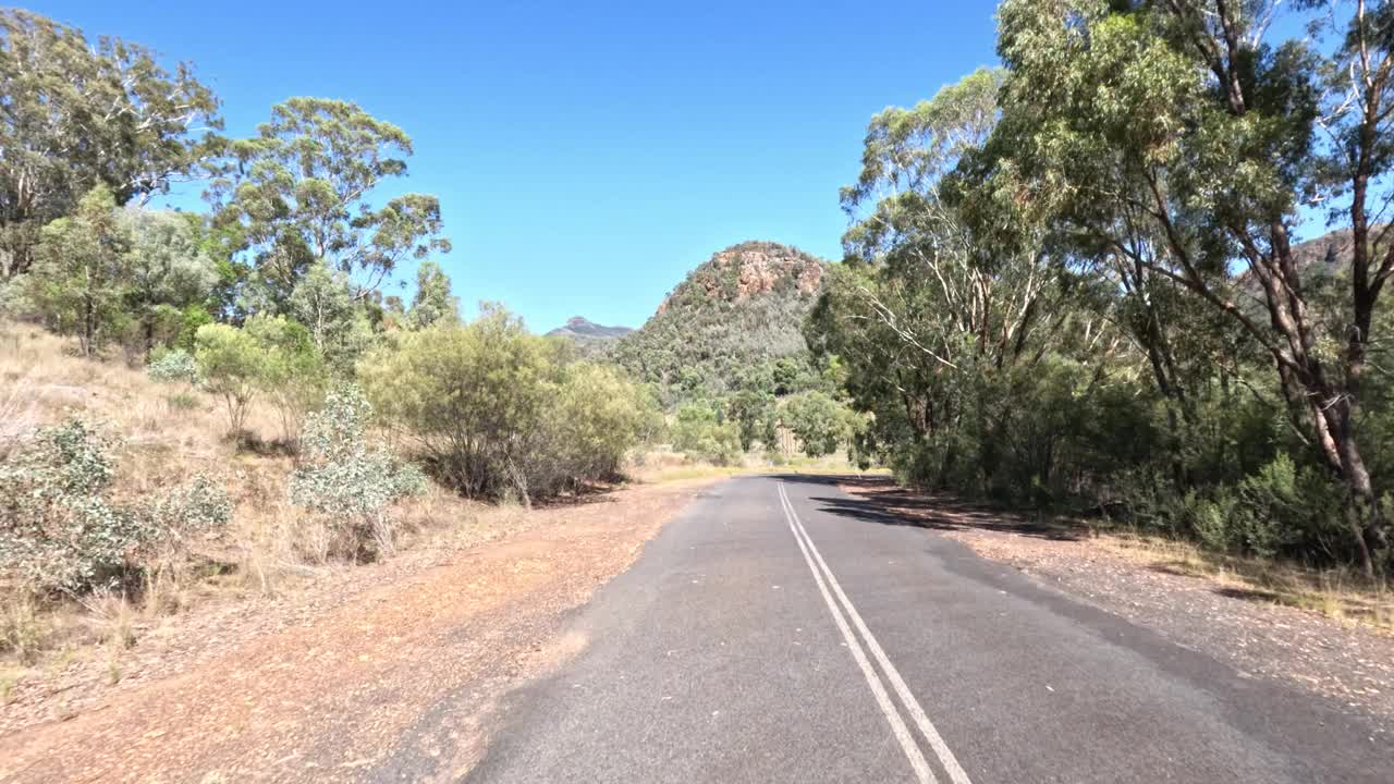 穿过库纳巴拉兰的风景车视频素材