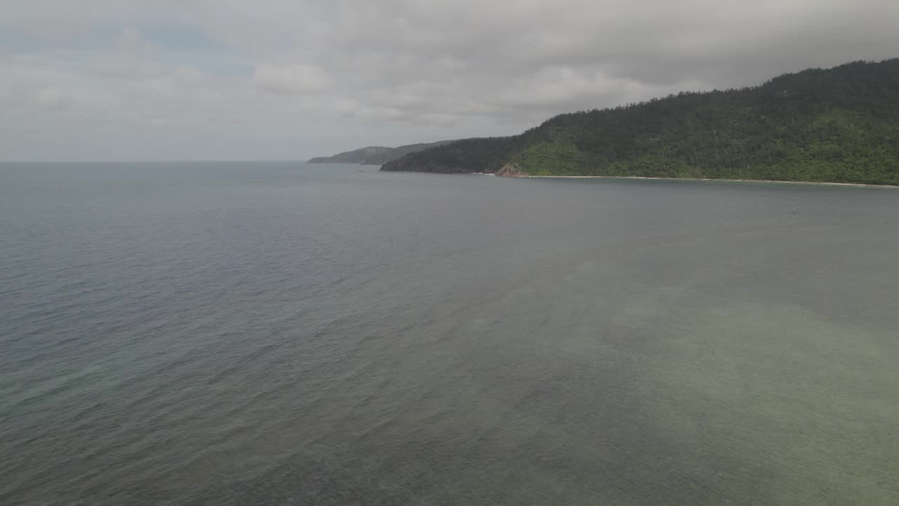 鸟瞰宁静的虎克岛珊瑚礁，圣灵群岛，澳大利亚。视频素材