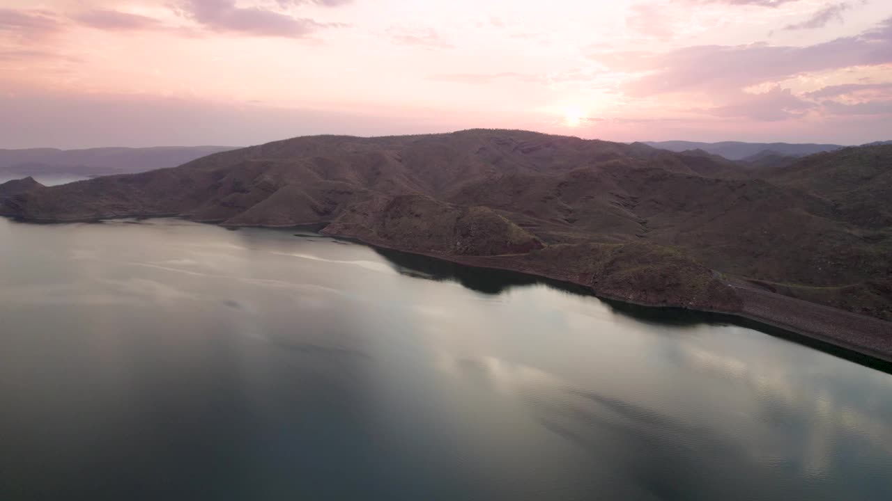 夕阳下的澳大利亚朗吉斯湖鸟瞰图。视频素材