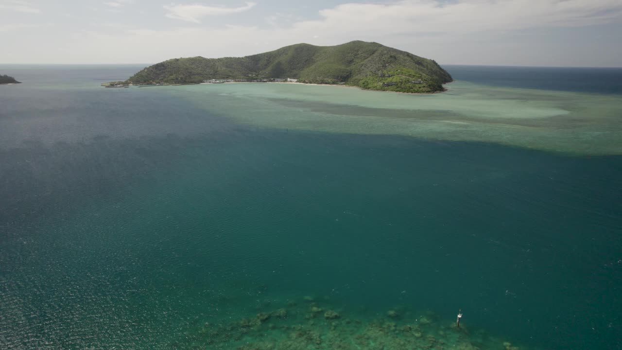 澳大利亚圣灵群岛海曼岛鸟瞰图。视频素材