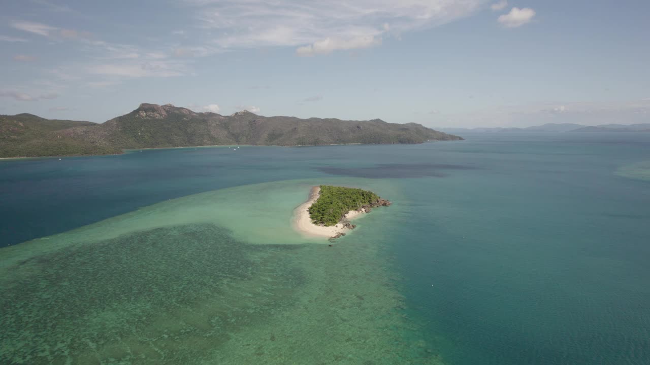 鸟瞰黑岛的海洋和山脉，澳大利亚。视频素材