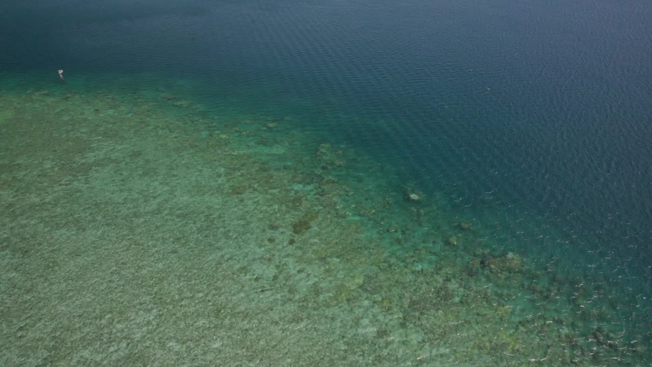 鸟瞰海曼岛和珊瑚礁，圣灵群岛，澳大利亚。视频素材