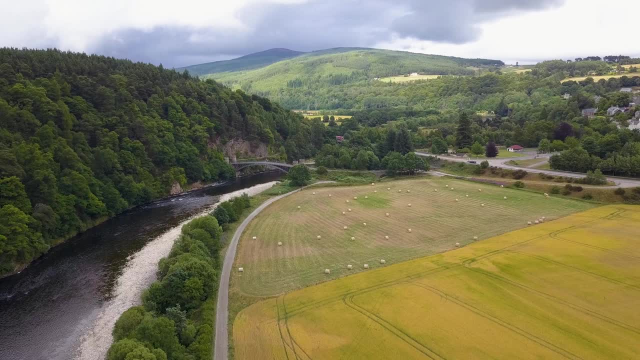 桥梁，河流，森林，田野，道路，山脉，苏格兰鸟瞰图。视频素材