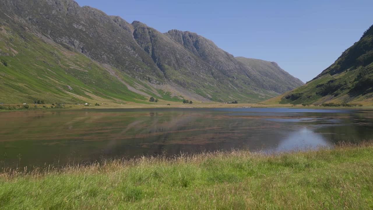 鸟瞰图的湖Achtriochtan和高地山脉，英国。视频素材