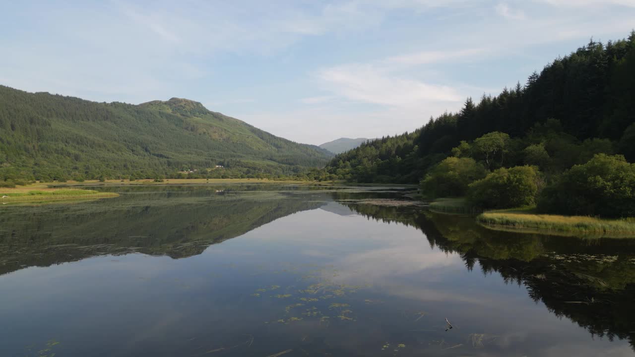 由山脉和森林环绕的卢布奈湖鸟瞰图，英国。视频素材