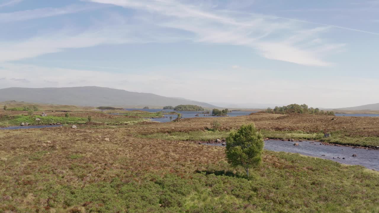 鸟瞰宁静的湖泊和崎岖的山脉，英国。视频素材