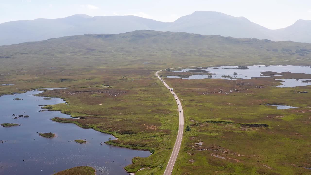 鸟瞰遥远的道路蜿蜒穿过高地风景，英国。视频素材